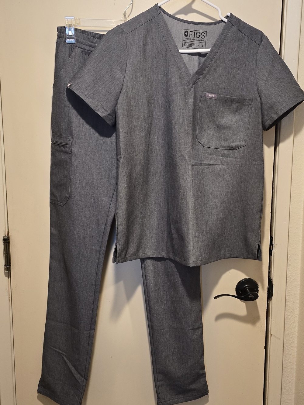 FIGS Scrubs - Women's Catarina Top & Straight Leg Set - Graphitr